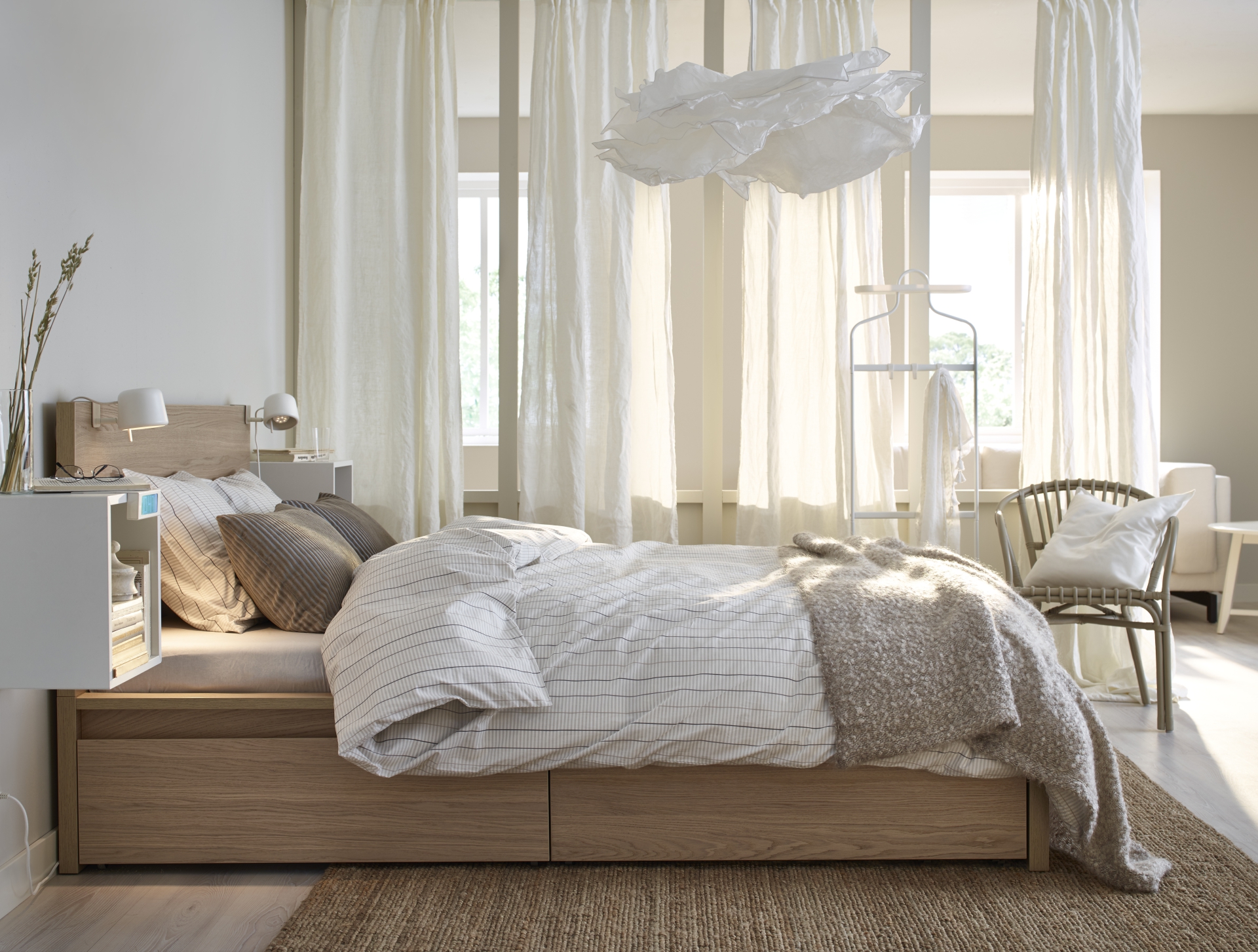 Yoga, meditación y los muebles de la habitación