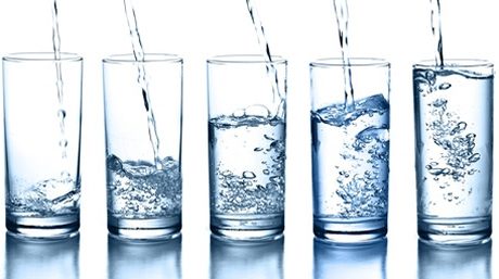 Hidratación con agua durante entrenamientos