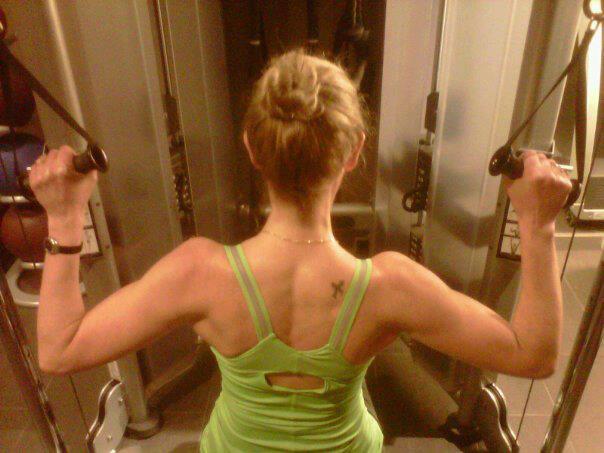 Fortalecer el tronco y brazos para evitar unas alas de murciélago