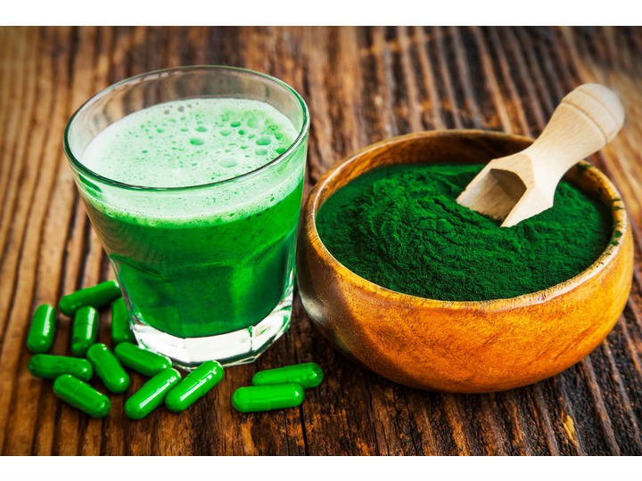 Espirulina proteínas y nutrientes en verde