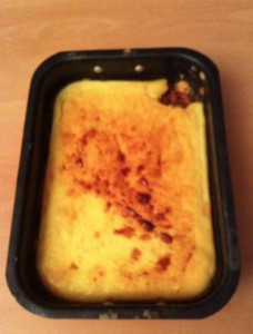 Flan de ricota (o requesón), bajo en calorías y rico en proteínas y calcio 2 Nuestro flan recien hecho, y con la "firma" de mi hija. No pudo resistirse a poner la cuchara....