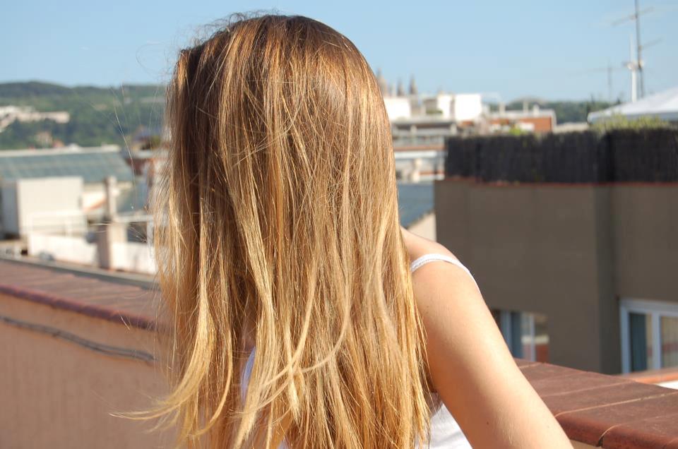 Cómo puede afectar el sol al color del cabello – VIVIR BIEN ES UN PLACER