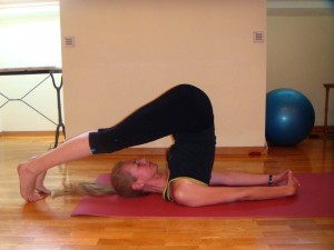 5 beneficios de las posturas de inversión en yoga